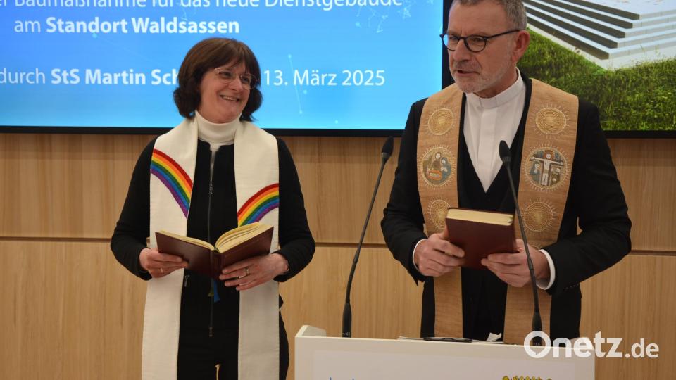 Kirchliche Segnung durch Stadtpfarrer Dr. Thomas Vogl und Pfarrerin Cornelia Kraft. Bild: jr