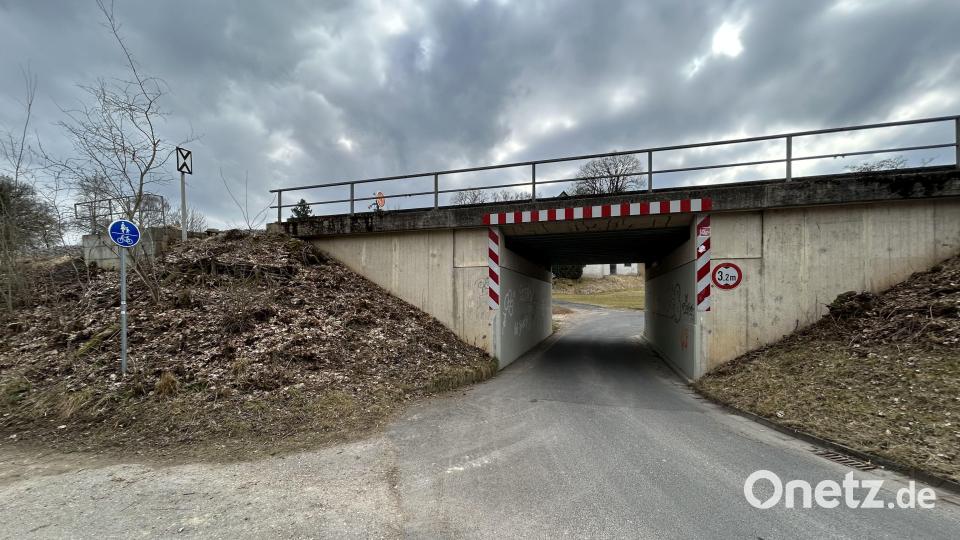 Diese Bahnunterführung verbindet den Hitzelmühlweg mit der Schillerstraße. Von einer Anbindung der Loderhofstraße auf diese Trasse verspricht sich die Mehrheit des Stadtrates eine Entlastung der angespannten Verkehrssituation im bevölkerungsreichsten Stadtteil Sulzbach-Rosenbergs. Bild: Andreas Royer
