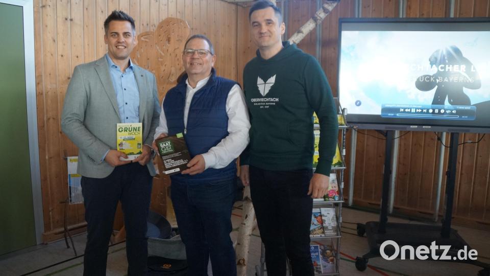 Bürgermeister Rudolf Teplitzky, Egbert Völkl und Manuel Denkscherz (von links) freuen sich über den Ansturm. Bild: wel