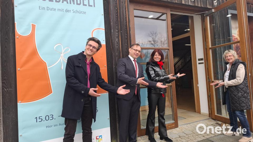 Hereinspaziert! Museumsleiter Dr. Tobias Hammerl (Zweiter von links) eröffnet die neue Museumssaison zusammen mit (von links) Ausstellungsorganisator Thomas Schwarz, der Kulturreferentin des Bezirks Oberpfalz, Kerstin Radler, und der Zweiten Bürgermeisterin der Stadt Nabburg, Irene Ehemann. Bild: jua