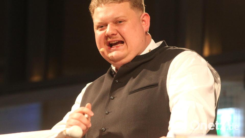 Zum dritten Mal stand Franz Neugebauer auf der Bühne des Wackersdorfer Starkbierfestes. Bild: Hirsch
