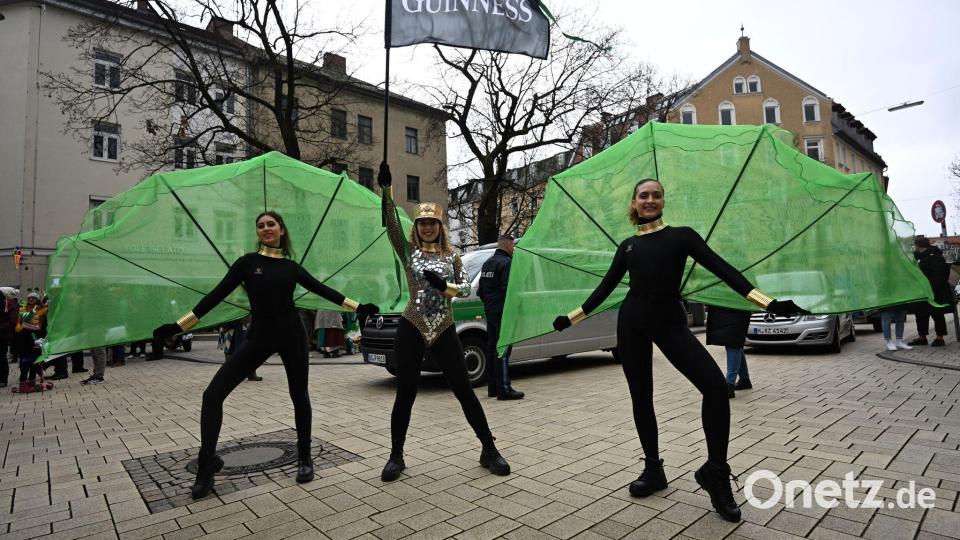 In teils aufwendigen Kostümen strömten die Teilnehmer zur Parade. Bild: Felix Hörhager/dpa