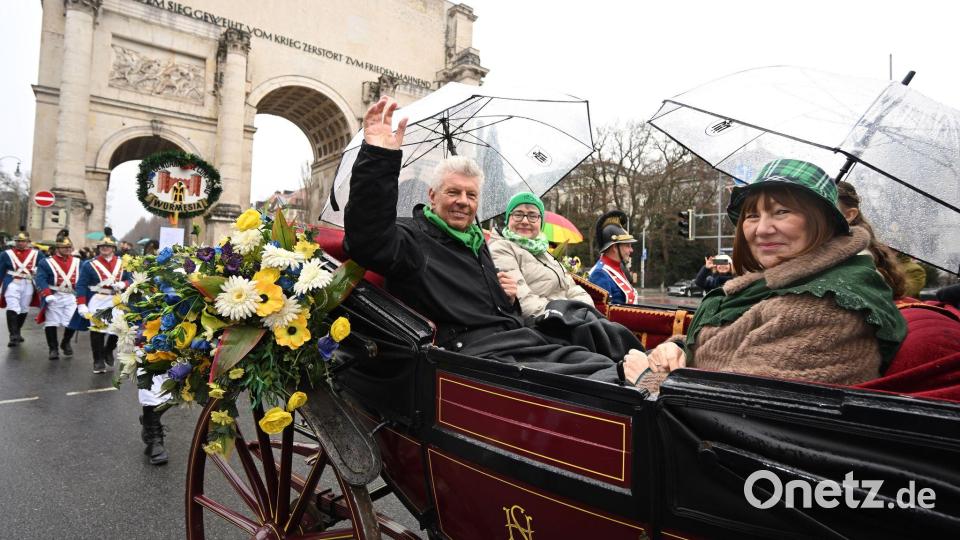 Auch Münchens SPD-Oberbürgermeister Dieter Reiter nahm mit seiner Frau Petra (rechts) und der irischen Botschafterin in Deutschland, Maeve Collins, in einer Kutsche an der Parade teil. Bild: Felix Hörhager/dpa