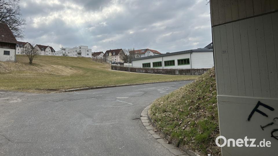 Vom Dultplatz kommend trifft der Hitzelmühlweg auf die Schillerstraße. Im Hintergrund das Neubaugebiet am Loderhof. Bild: Andreas Royer