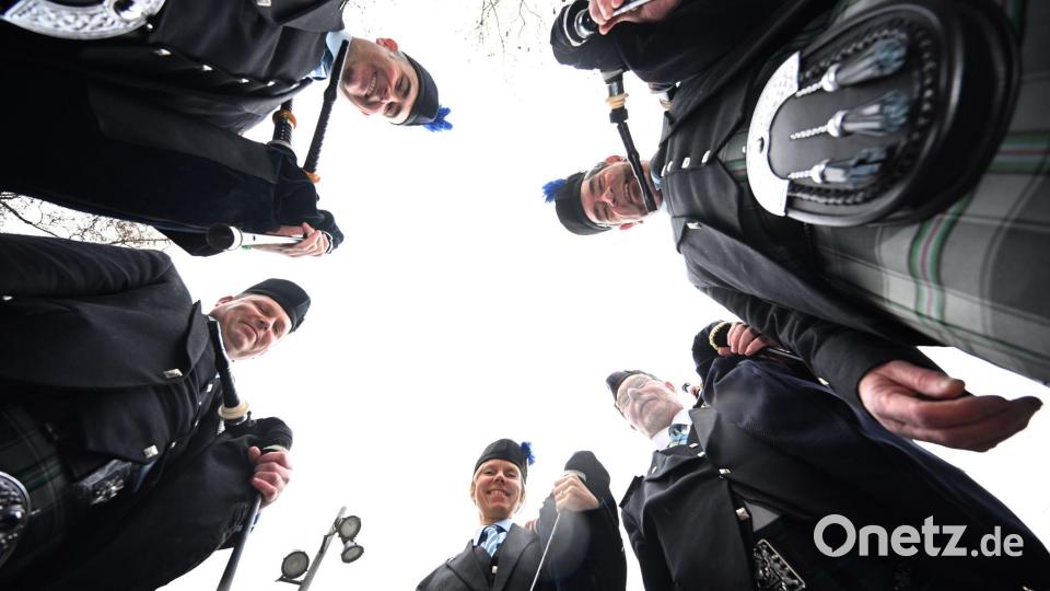 Mit Dudelsack und Kilt besuchten einige die Parade in München. Bild: Felix Hörhager/dpa