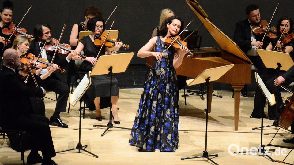 Violinistin Alena Baeva interpretiert das für Violine bearbeitete Bachsche Cembalokonzert d-Moll. Bild: Kunz
