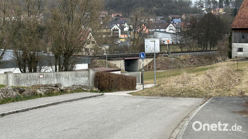 Hier könnte die Loderhofstraße in Richtung Bahnunterführung verlängert werden. Bild: Andreas Royer