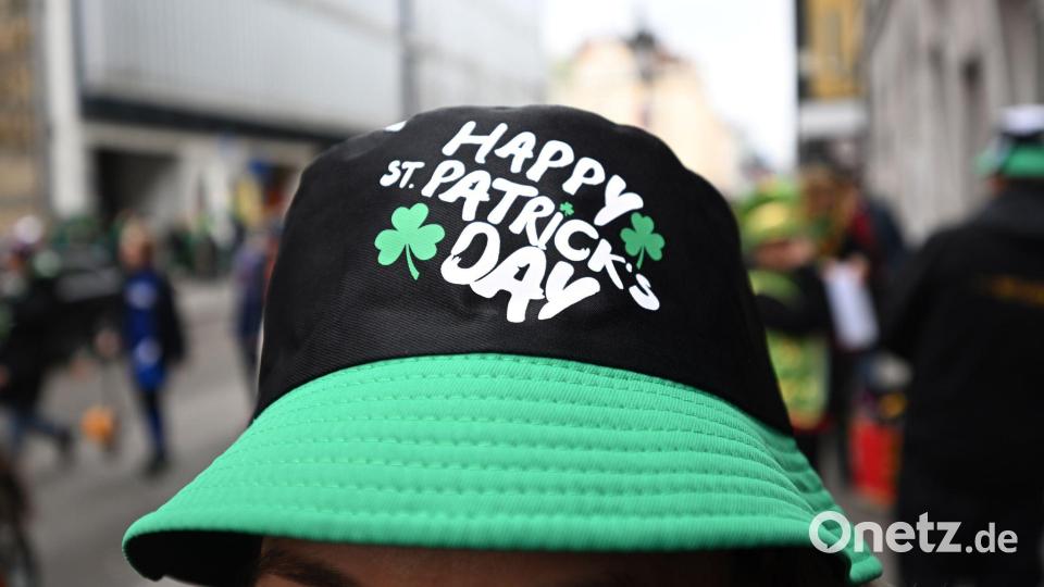 Auf Feierlichkeiten zum irischen Nationalfeiertag wurde traditionell grün getragen. Bild: Felix Hörhager/dpa