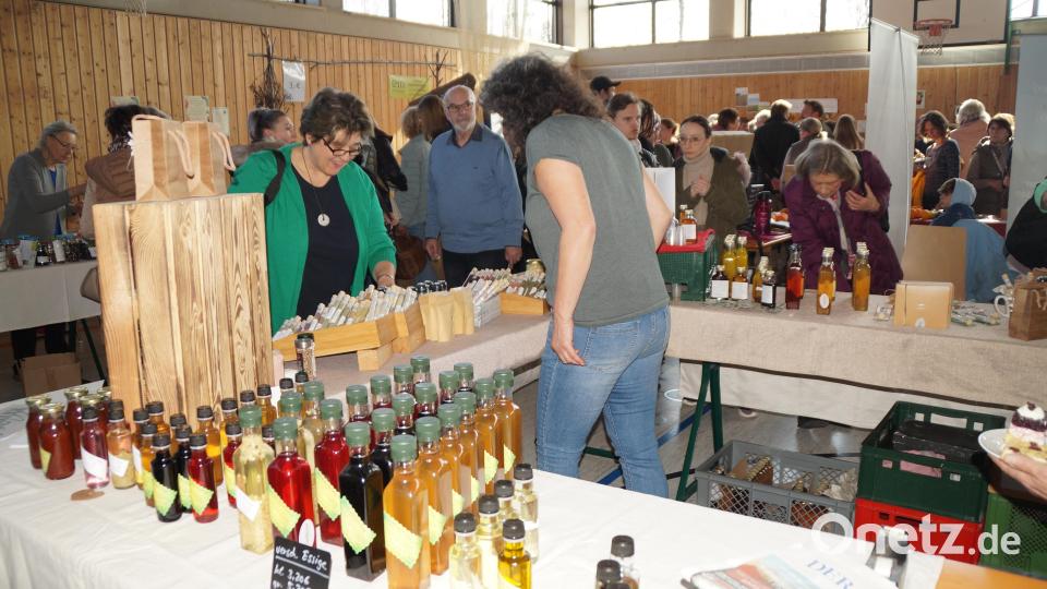 Leckere Liköre, Marmeladen und Kräutersalze sind im Angebot. Bild: wel