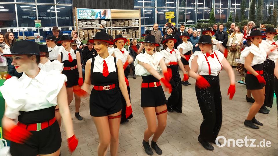 Das beschwingte Showprogramm der Tanzgruppe Grün-Weiß bereichert die Eröffnungsfeier der „Grünen Woch“. Bild: lg