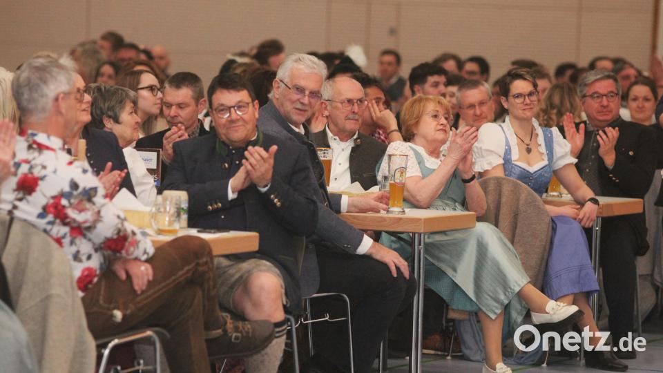 Applaus für den Fastenprediger: 600 Besucher kamen am Samstag zum Starkbierfest in die Wackersdorfer Sporthalle. Bild: Hirsch