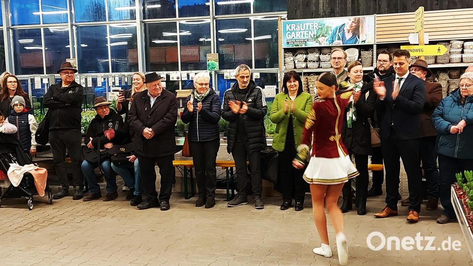 Mit tänzerischer Akrobatik und Charme trumpft das Tanzmariechen Julia Sturm beim Solotanz auf. Bild: lg