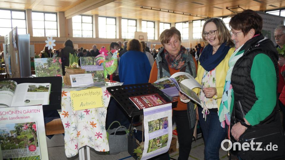 Ein Oberviechtacher "Eigengewächs": Gertraud Portner, Redakteurin bei Oberpfalz-Medien, präsentiert ihre
zwei Bücher "Oberpfälzer Gartenglück" und "Gartenreise durch Niederbayern und die Oberpfalz". Bild: wel