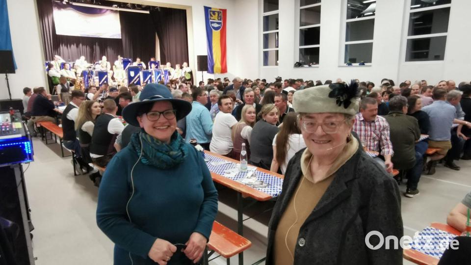Für humorvolle Stimmung im Saal sorgten Agnes Härtl und Waltraud Karl (v.l.) Bild: gz