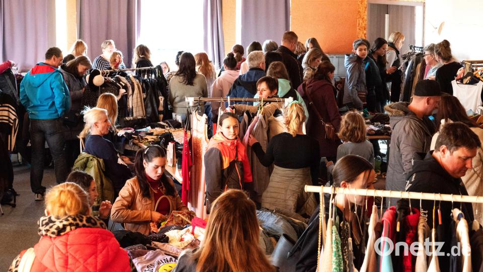Der Mädchen-Flohmarkt verwandelt das AWO-Heim am Sandradl in eine stark frequentierte Verkaufshalle. Bild: lg