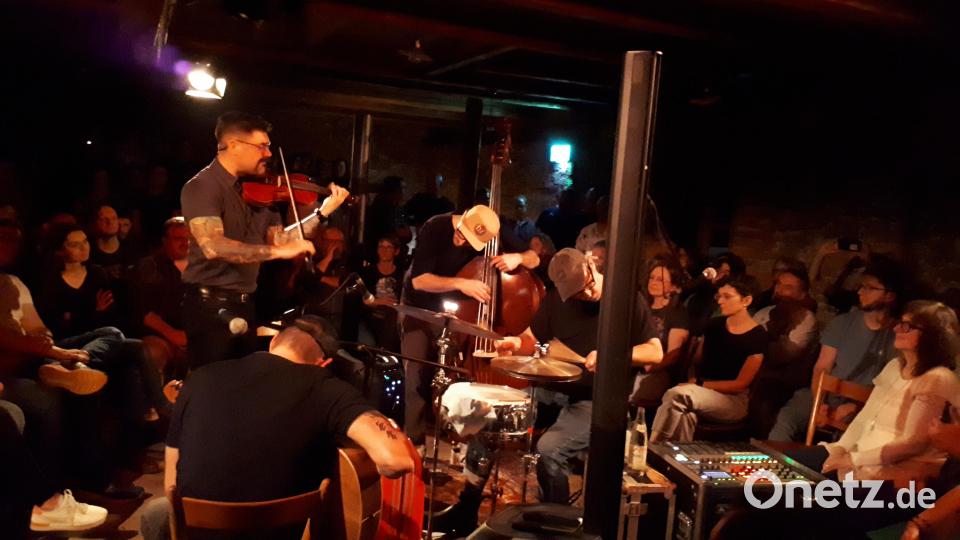 Auf Tuchfühlung mit dem Publikum gehen die bayerischen Gipsy-Könige &quot;Django 3000&quot; bei ihrem Unplugged-Konzert auf dem Schafferhof. Bild: prh