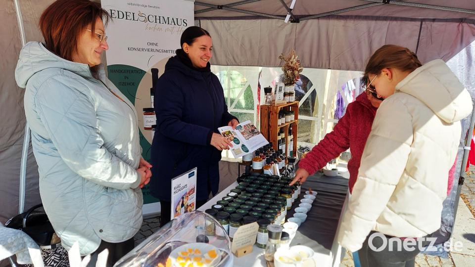 „Edelschmaus“ ist mit seinen Genussprodukten das erste Mal auf einem Oberviechtacher Standmarkt vertreten. Bild: lg