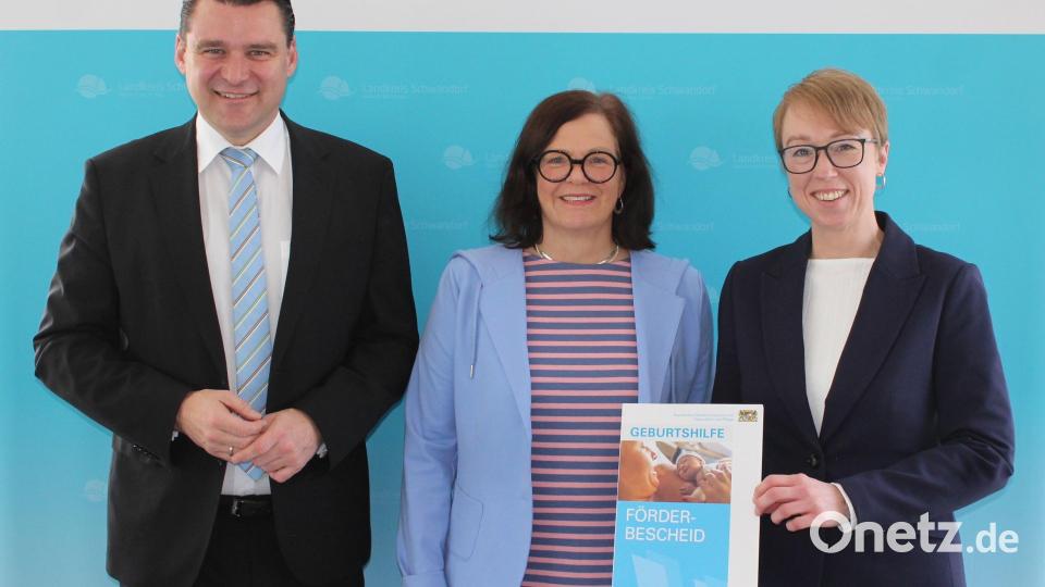 Landrat Thomas Ebeling übergibt den Förderbescheid an Janina Philipp und Dr. Susanne Merl. Bild: Manuel Lischka/exb