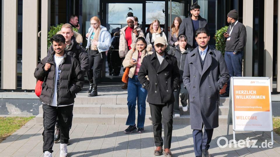 Die Erstsemester starten mit Sonnenschein in ihr Studium an der OTH Amberg-Weiden. Bild: Katrin Hirmer/ OTH Amberg-Weiden