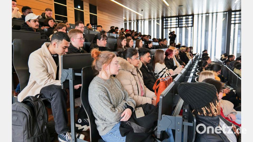 Der große Vorlesungssaal am Campus der OTH in Weiden ist voll, als die Erstsemester an der Hochschule willkommen geheißen werden. Bild: Katrin Hirmer/ OTH Amberg-Weiden