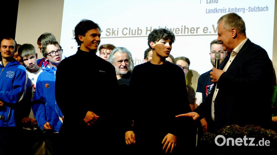Die erfolgreichen Wasserskifahrer des Wasser-Ski-Clubs Haidweiher Tim und Theo Wild im Interview mit Landrat Richard Reisinger (von links). Bild: gsp