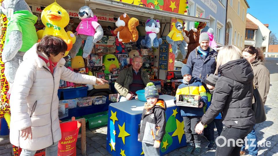 Klaus Reinhart erfreut mit seinen Hauptpreisen am Losstand nicht nur Kinder. Bild: lg