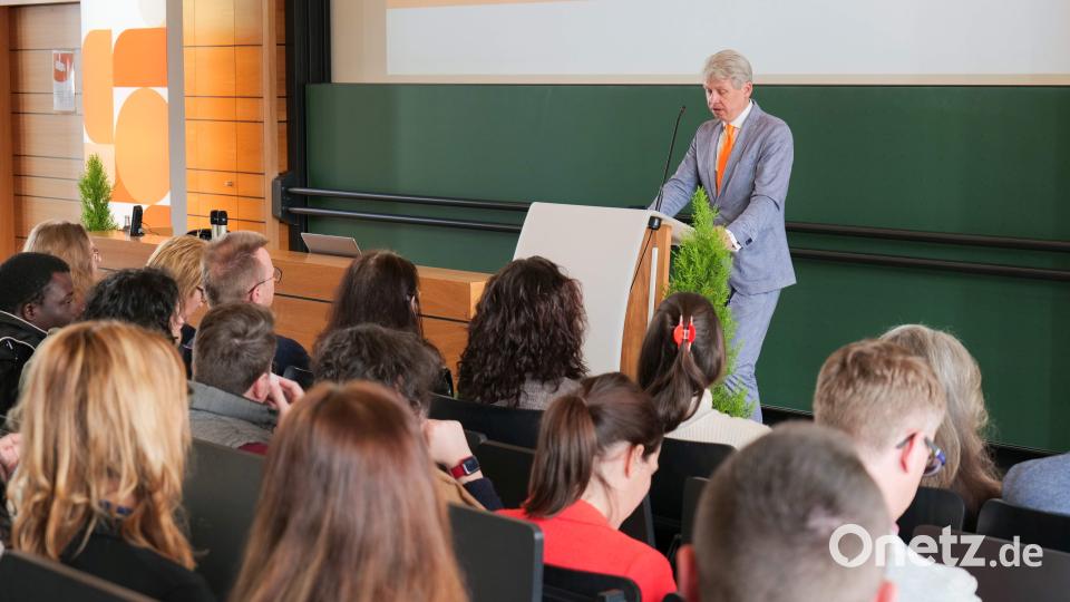 Hochschulpräsident Professor Clemens Bulitta begrüßt die neuen Studierenden an der OTH in Weiden. Bild: Katrin Hirmer/ OTH Amberg-Weiden
