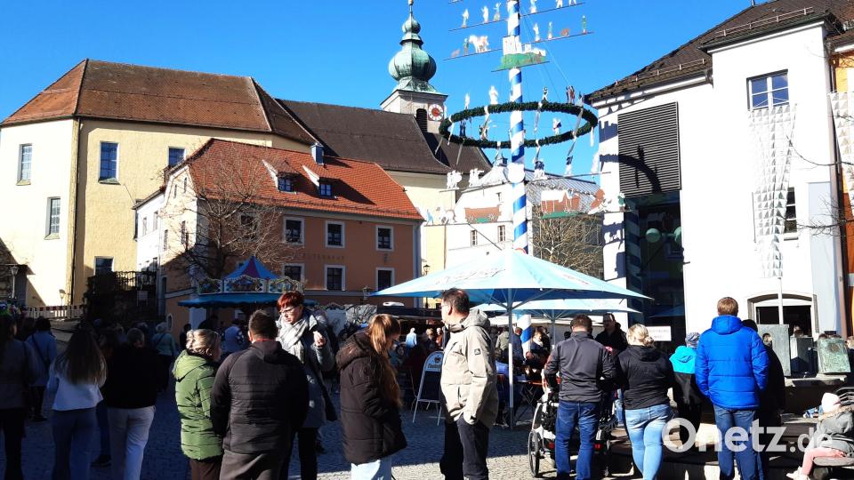 Flanieren unter dem Maibaum auf dem Oberviechtacher Marktplatz. Bild: lg
