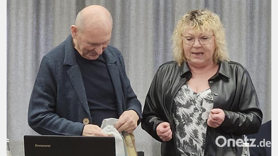 Astrid Schuster hatte vergangenes Jahr den Maibaum gewonnen – zusammen mit der Fahne, die das Porträt von Karlheinz Hoyer zeigt. Nun bekam der "Ehrenmaibaumbeauftragte" die Fahne wieder zurück. Bild: Hubert Rosner/exb