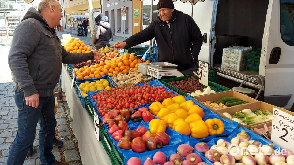 Frische Früchte, farbenfroh präsentiert, gab es am Marktplatz. Bild: lg