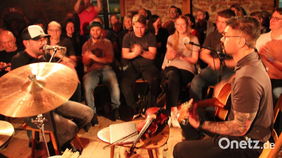 Auf Tuchfühlung mit dem Publikum gehen die bayerischen Gipsy-Könige &quot;Django 3000&quot; mit Kamil Müller (links) und Florian Rupert Sterflinger (rechts) sowie Jojo Vogt und Florian Hupfauf (nicht im Bild) bei ihrem Unplugged-Konzert auf dem Schafferhof. Bild: prh