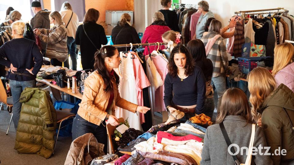 Der Mädchenflohmarkt im Mehrgenerationentreff am Sandradl gestaltet sich wieder als gefragtes Schnäppchenparadies. Bild: lg