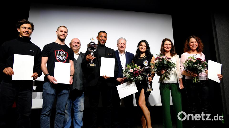 Die Sportler des Jahres im Landkreis Amberg-Sulzbach ehren BLSV-Kreisvorsitzender Thomas Gebele (Dritter von links) und Landrat Richard Reisinger (Vierter von rechts). Ausgezeichnet werden (von links): Tim Wild (3. Platz), Nick Kellermann (2. Platz), Toby Mihalik (1. Platz), Jenny Wurster (1. Platz), Silke Fersch (2. Platz) und Gabi Keck (3. Platz). Bild: gsp