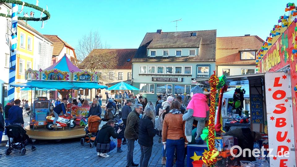 Der sonnige Nachmittag regt zu einem Bummel auf dem Marktplatz an, wo auch die meisten Fieranten mit der Kauflaune der Besucher zufrieden waren. Bild: lg