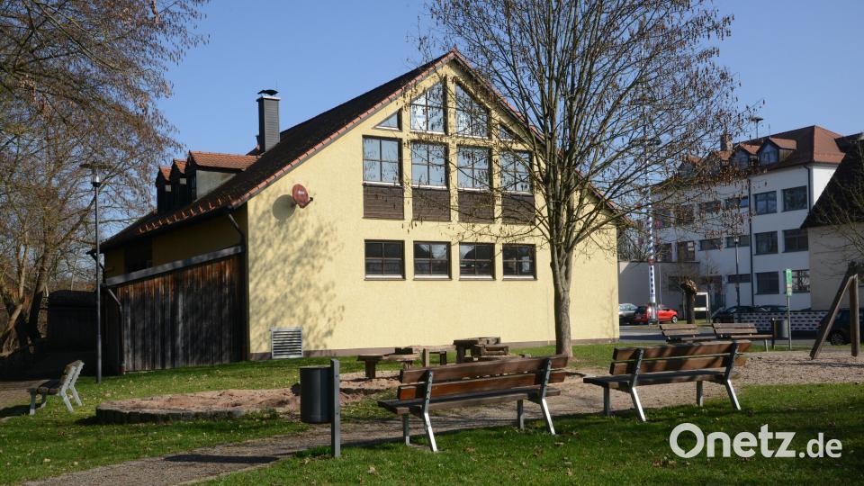 Für Bürgermeister Ernst Lenk stellt sich die Frage, ob beim jetzigen Feuerwehrhaus Erweiterungsmöglichkeiten gegeben sind. Bild: bey