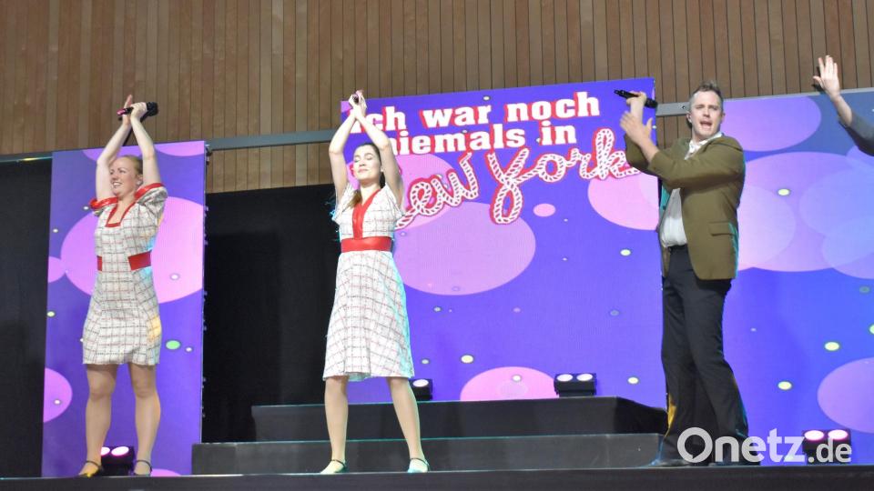 &quot;The World of Musicals&quot; in der Stadthalle Grafenwöhr: Gavin Brown (von links), Clara Christiansen, Michelle Doving, Jakob Welding und Andreas Huber sangen sich mit ihren wunderbaren Stimmen in die Herzen ihres Publikums. Bild: rgr