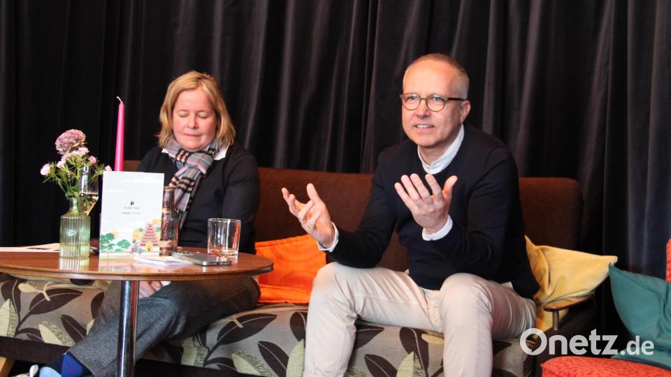 In einem lockeren Gespräch erklärt Maler Stefan Ullrich der Kunsthistorikerin Silke Winkler seine Einstellung zur Malerei. Bild: prh