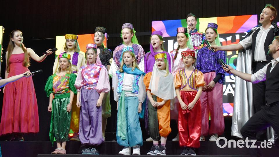 Der Teenie- und Jugendchor Wiesau sang mit den Musical-Darstellern das Lied: &quot;Wie vom Traum verführt&quot; aus dem Musical &quot;Joseph&quot;. Bild: rgr