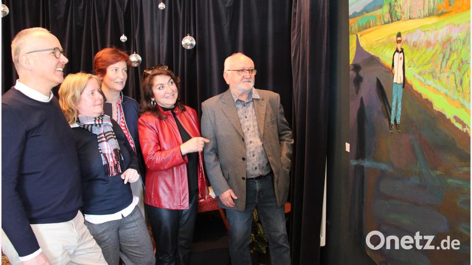 Die beiden Künstler Stefan (links) und Manfred Ullrich (rechts) erklären Silke Winkler, Tanja Kippes und Dr. Sema Tasali-Stoll (von links) im Rahmen der Vernissage ihre ausgestellten Werke. Bild: prh