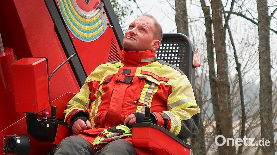 Roland Kaiser von der Feuerwehr Erbendorf steuerte die Drehleiter. Bild: bsc