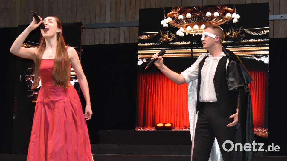 Das &quot;Phantom der Oper&quot; befielt: &quot;Sing für mich!&quot; Bild: rgr