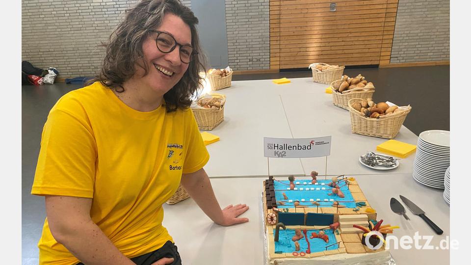Barbara Hottner vor ihrem gebackenen Kunstwerk, dem Kuchen KA2. Bild: gsp