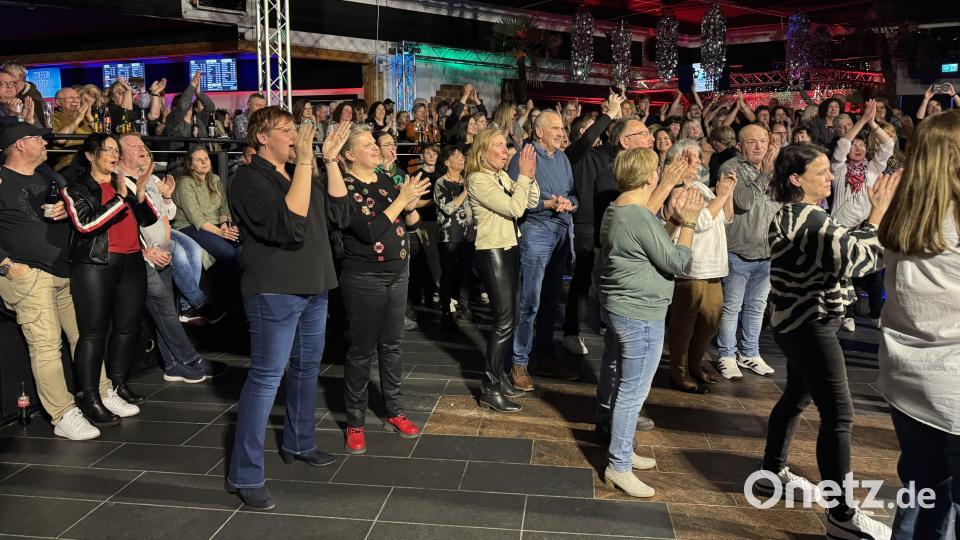 Mit viel Applaus feiert das Publikum eine gelungene Premiere der neuen Maffay-Tribute-Band „Peter“. Bild: mgo