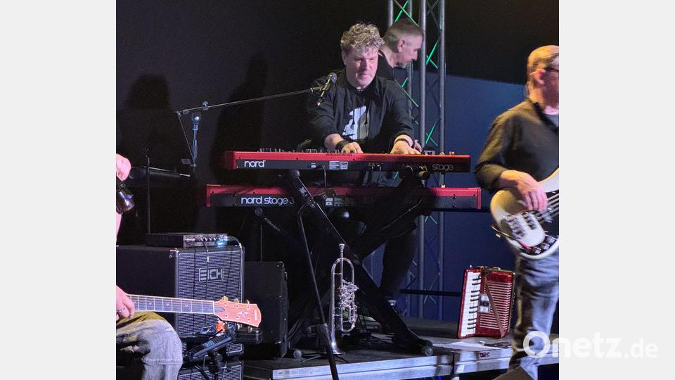 Keyboarder Wolfgang Kunz rockt virtuos die Tasten. Bild: mgo