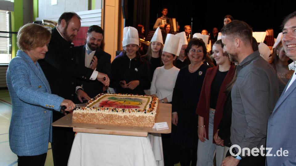 Mathilde Eichhammer, Ministerialbeauftragte für Realschulen in der Oberpfalz, und Landrat Andreas Meier (von links) durften die Geburtstagstorte beim Festakt zum 75-jährigen Bestehen der Lobkowitz-Realschule anschneiden. Bild: prh