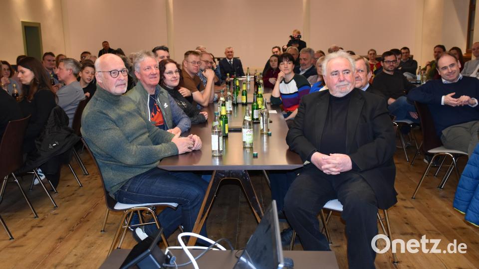 Viele der Mitwirkenden aus der "Neuen Passion Tirschenreuth 2022" sind zum Infoabend für die Europassion 2027 gekommen. Bild: ubb