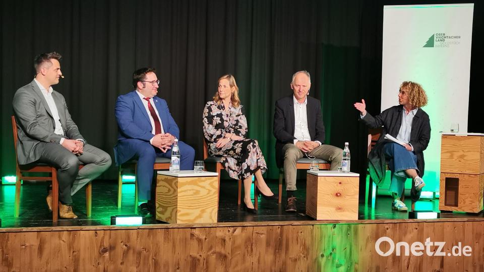 Podiumsdiskussion mit Bürgermeister Rudolf Teplitzky (von links), Staatssekretär Tobias Gotthardt, Unternehmerin Silvia Godelmann, DLB-Geschäftsführer Albin Dickert und Moderatorin Petra Stikel. Bild: Portner