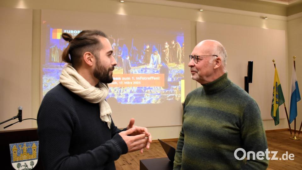 Julian Mühlmeier, Vorsitzender des Vereins "Modernes Theater Tirschenreuth" und Jesus-Darsteller, und Regisseur Johannes Reitmeier freuen sich über das Wiedersehen beim Treffen im Rathaus. Bild: ubb