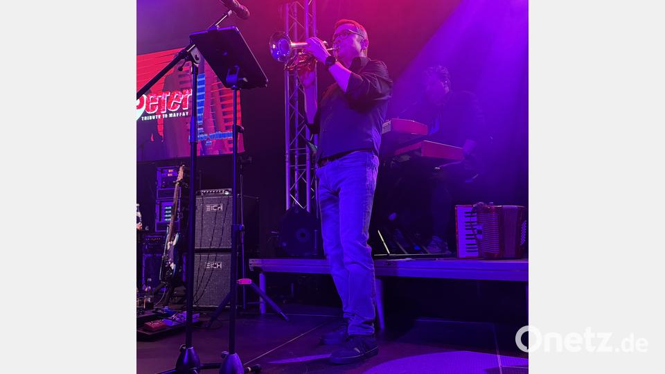Klaus Kiefer beherrscht nicht nur den Bass, sondern glänzt auch an der Trompete. Bild: mgo
