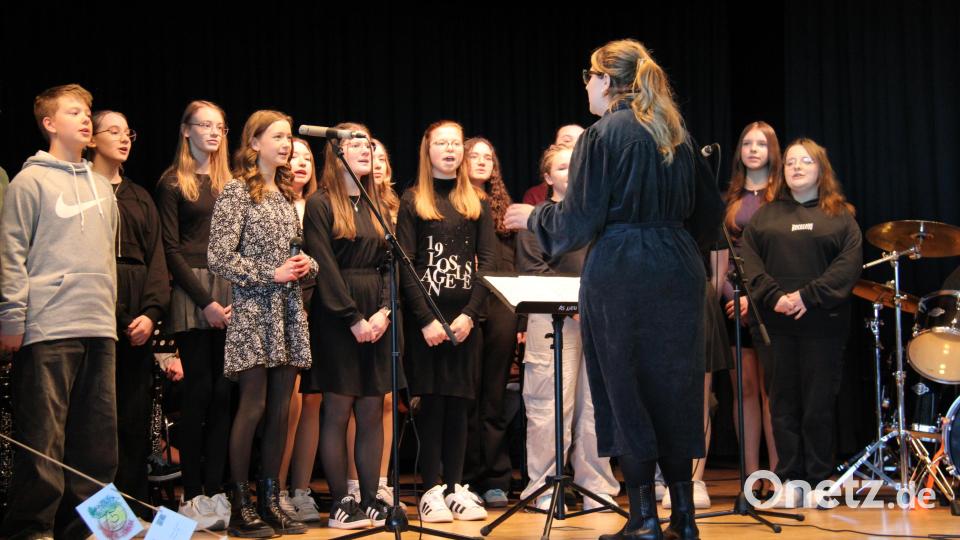Big-Band und Schulchor gestalteten den Festakt musikalisch. Bild: prh